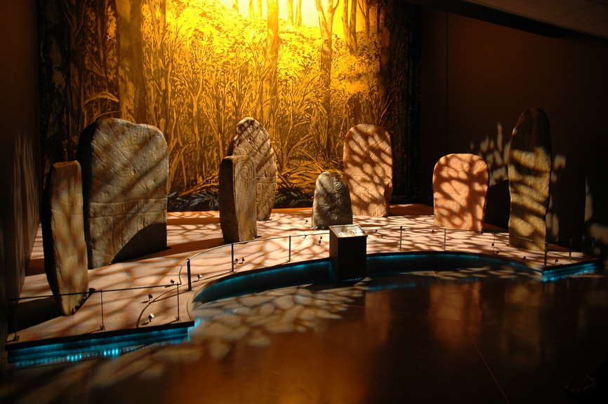 La salle des 9 statues-menhirs